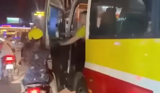 Xử phạt tài xế xe buýt đẩy cửa đập vào người đi xe máy