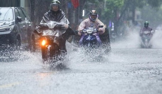 Không khí lạnh cuối mùa qua nhanh, mưa dông dịch chuyển vào miền Trung