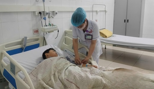 Đau bụng, nôn ra máu tươi, bé trai 9 tuổi bất ngờ được chẩn đoán xuất huyết tiêu hóa