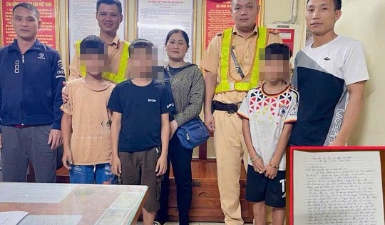 Cha mẹ bật khóc khi con đi lạc 30km được đưa về nhà an toàn