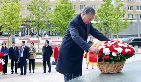 Tổng Bí thư Tô Lâm và Phu nhân dâng hoa tưởng nhớ Chủ tịch Hồ Chí Minh và Tổng Bí thư Lê Duẩn tại Moskva