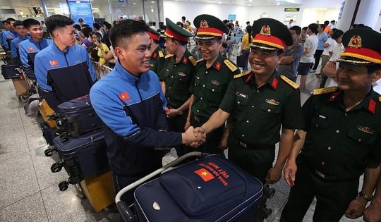 Ảnh: Đón đoàn quân nhân tham gia lễ duyệt binh tại Quảng trường Đỏ về Hà Nội