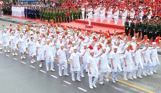 Rực rỡ sắc màu Lễ duyệt đội ngũ và diễu hành quần chúng chào mừng 70 năm Ngày Giải phóng Hải Phòng