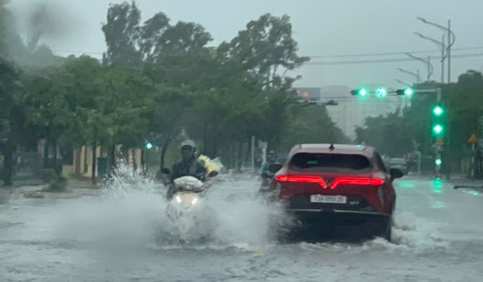 Mưa lớn, nhiều tuyến đường ở Đồng Hới ngập cục bộ