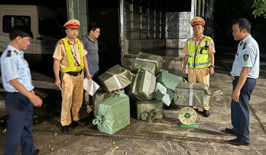 Phát hiện xe chở 3 tạ lòng lợn khô không rõ nguồn gốc