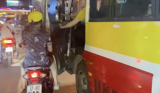 Tài xế xe buýt cố tình mở cửa đập vào người đi xe máy, buông lời đe dọa