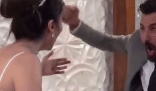 Trong ngày cưới, chú rể có hành động "kém duyên" gây phẫn nộ