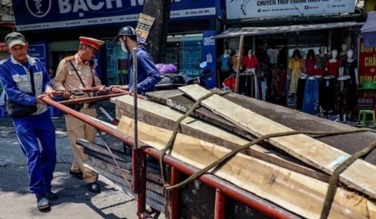 Cảnh sát xử lý “hung thần” xe tự chế trên đường phố Hà Nội