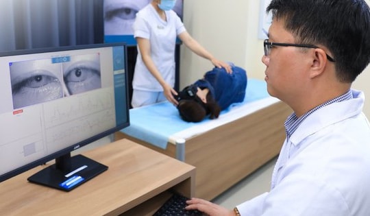 Bé 15 tuổi nhập viện vì rối loạn tiền đình từ một sai lầm mà nhiều bạn trẻ Việt mắc phải