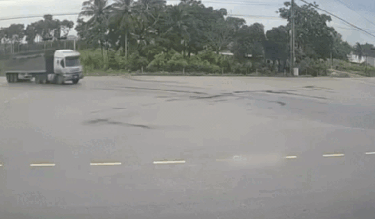 Xe 16 chỗ tông thẳng vào xe tải khi đi qua ngã tư ở Gia Lai