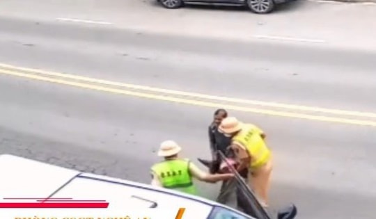 Cảnh sát dùng xe chuyên dụng đưa người đàn ông bất tỉnh bên lề đường đi cấp cứu