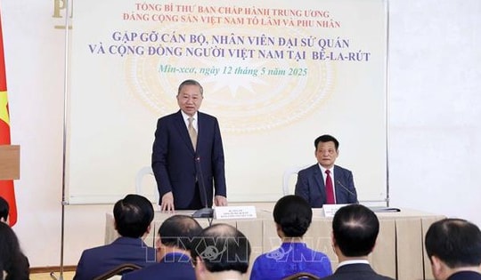 Tổng Bí thư Tô Lâm gặp gỡ cộng đồng người Việt Nam tại Belarus