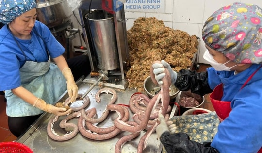 Phát hiện cơ sở chế biến lòng dồi không rõ nguồn gốc ở Hạ Long