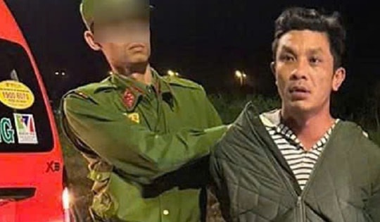 Đột nhập bến xe lấy trộm ô tô 16 chỗ