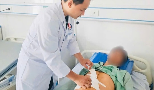 Mắc chứng rối loạn lo âu, mất ngủ dài ngày, người đàn ông tự lấy dao đâm vào bụng mình