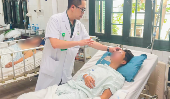 Bé trai 14 tuổi phải cắt cụt tay, suýt mù mắt vì tai nạn khi đang nấu ăn