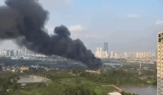 Cháy lớn khu nhà xưởng ở quận Nam Từ Liêm, cột khói đen bốc cao hàng chục mét