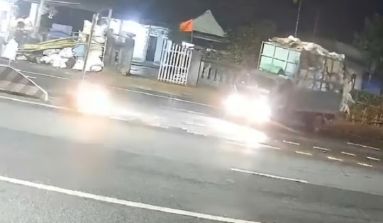 Khoảnh khắc xe máy chạy tốc độ cao tông cột biển báo, 2 người bị thương