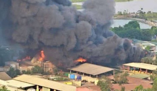 Cháy dữ dội tại xưởng giấy trên đường Phúc Diễn, Hà Nội