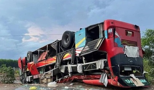 Xe khách mất lái, lộn nhiều vòng, hàng chục hành khách may mắn thoát nạn