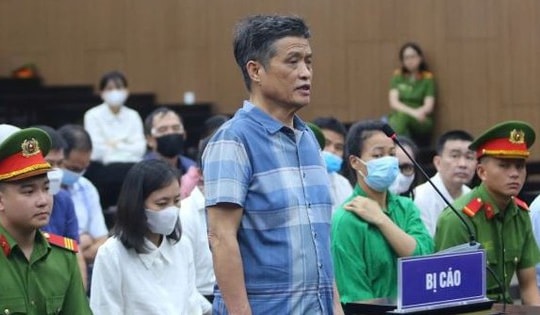 Túi hoa quả chứa 500 triệu mừng sinh nhật cựu Tổng cục trưởng Địa chất và Khoáng sản