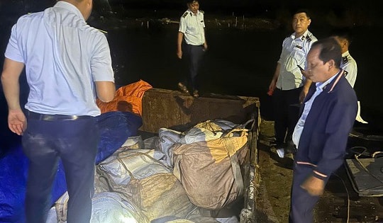 Ngăn chặn tàu vận chuyển 60 tấn đường cát có dấu hiệu vi phạm nguồn gốc, nhãn mác