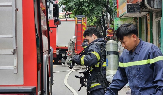 Cháy nhà trên phố Trần Quốc Vượng (Cầu Giấy), nhiều xe cứu hỏa được huy động