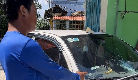 Dừng xe chắn lối đi, ô tô bị người đàn ông dùng dao rựa chém hư hỏng nặng