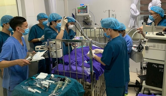 Bé 17 tháng tuổi ở Quảng Ninh suýt mất mạng do bất cẩn trong lúc ăn kẹo lạc