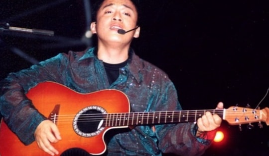 Nam ca sĩ đổi đời nhờ 'Mưa bụi' từng phải giấu gia đình đi hát, tuổi U60 đón thêm tin vui bên vợ kém 17 tuổi