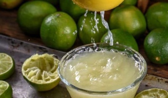 Trào lưu uống nước cốt chanh nguyên chất liều cao để 'thải độc, giảm cân, chữa bách bệnh', bác sĩ cảnh báo nhiều rủi ro sức khỏe nghiêm trọng