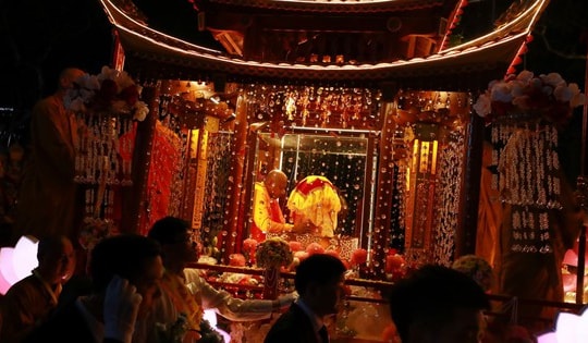 Hàng ngàn người dân đổ về hồ Hoàn Kiếm chiêm bái xá lợi Đức Phật