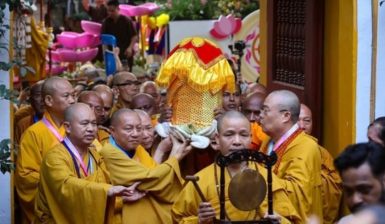 Chùa Quán Sứ mở cửa xuyên đêm để người dân, Phật tử vào chiêm bái xá lợi Phật