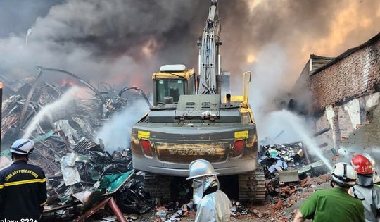 Mất 2 giờ 10 xe cứu hoả mới dập tắt được đám cháy xưởng ở Tây Mỗ, Nam Từ Liêm