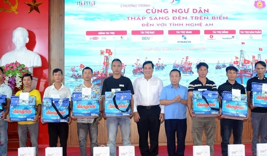 Chương trình 'Cùng ngư dân thắp sáng đèn trên biển': Góp phần hỗ trợ ngư dân yên tâm vươn khơi