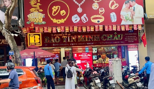 Giá vàng giảm, người dân xếp hàng chờ mua