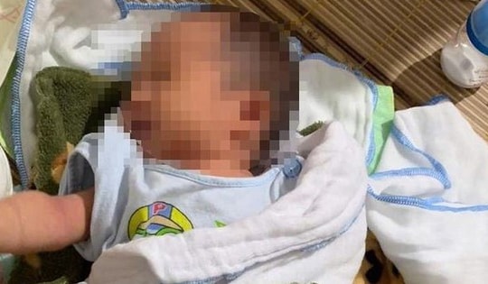Bé sơ sinh bị bỏ rơi trước cổng nhà dân ở Hà Tĩnh