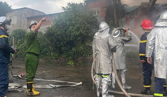 Vụ cháy nhà xưởng tại quận Nam Từ Liêm, Hà Nội: Phó Trưởng phòng PCCC bị thương khi tham gia cứu nạn