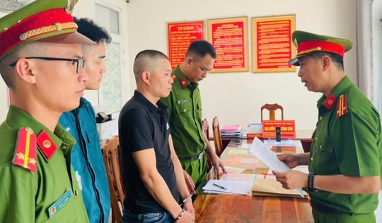 Giả vé số trúng thưởng, chiếm đoạt tiền của người khuyết tật