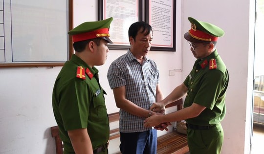 Bắt khẩn cấp Chủ tịch UBND xã ở Phú Thọ vì để đất san lấp bị khai thác trái phép