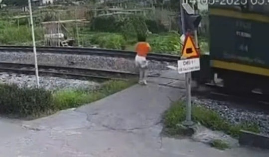 VIDEO: Băng qua đường sắt không quan sát, cô gái bị tàu hỏa hất văng