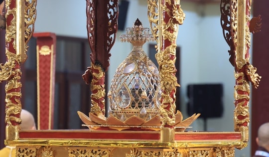 Cận cảnh xá lợi Đức Phật tại chùa Quán Sứ, người dân thành kính chiêm bái