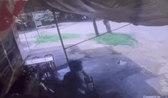 Xót xa cảnh người đàn ông tử vong khi cố ngăn xe buýt trôi ở Quảng Ngãi