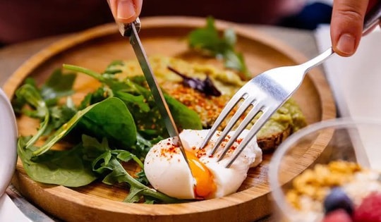 6 thực phẩm nên ăn trước khi uống rượu