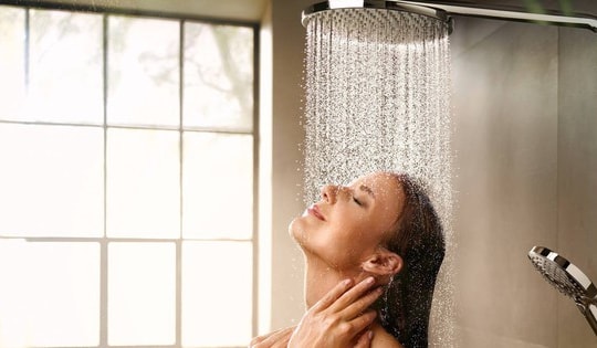 Các lợi ích tuyệt vời khi tắm bằng vòi hoa sen không phải ai cũng biết