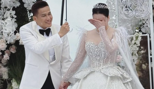 Hồ Quỳnh Hương được bố đẻ dắt tay vào lễ đường, bật khóc trong giây phút trọng đại