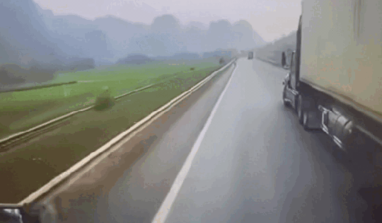 Tai nạn liên hoàn giữa xe đầu kéo và xe máy khiến 2 người thương vong ở Lạng Sơn