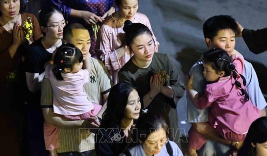 Xếp hàng xuyên đêm chiêm bái xá lợi Đức Phật tại chùa Quán Sứ