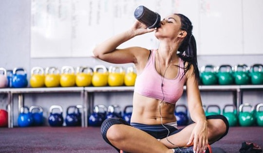 Đồ uống thể thao có lợi gì khi tập luyện?