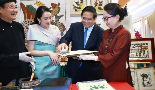 Thủ tướng Phạm Minh Chính và Thủ tướng Thái Lan thưởng lãm các sản phẩm thủ công